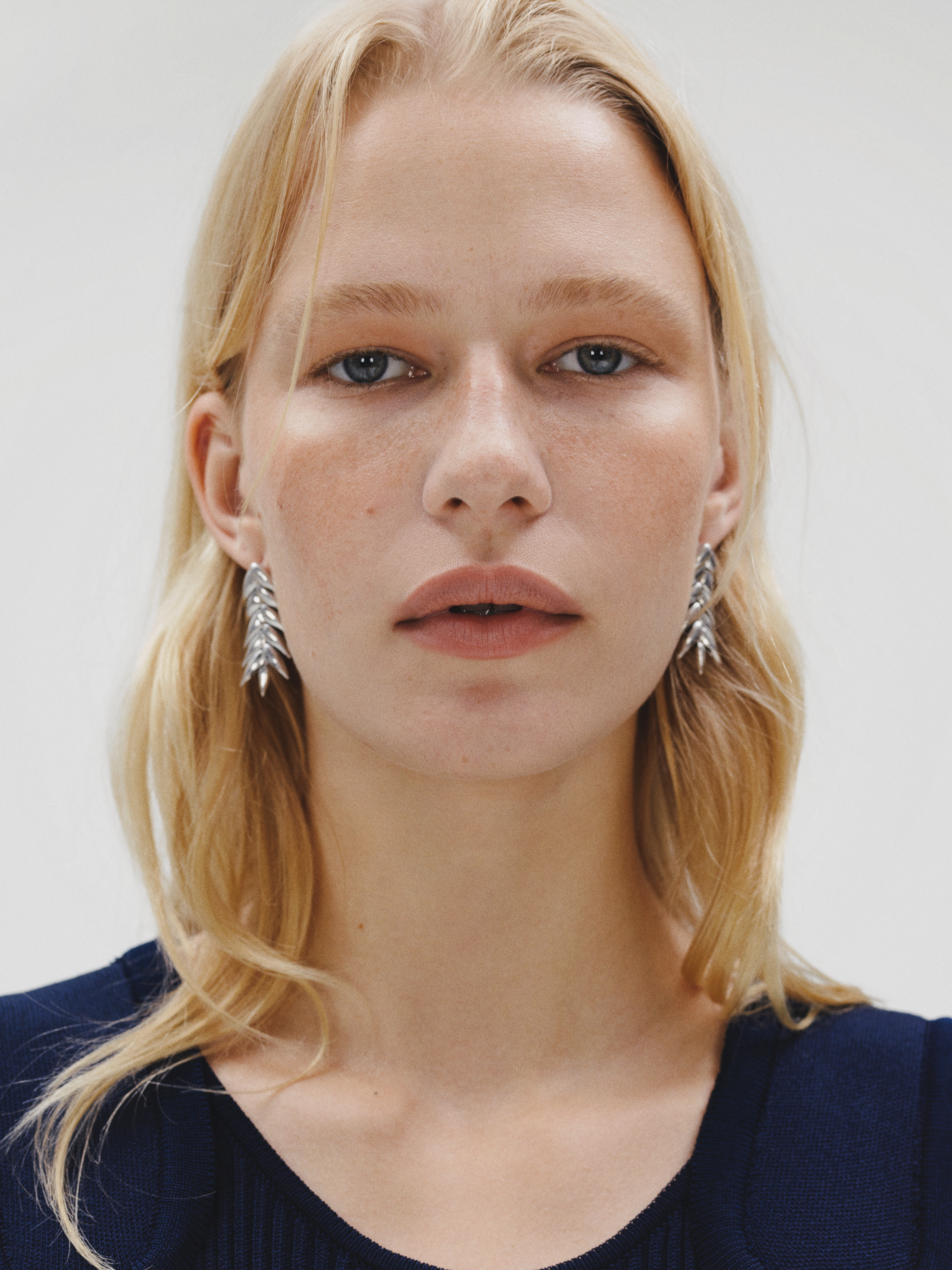 SPIKELET SHORT EARRINGS IN RHODIUM