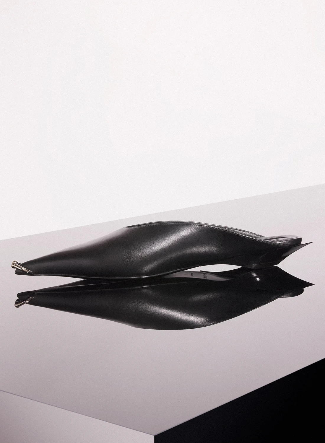 PIERCING POINTY FLATS IN CALFSKIN BLACK LEATHER